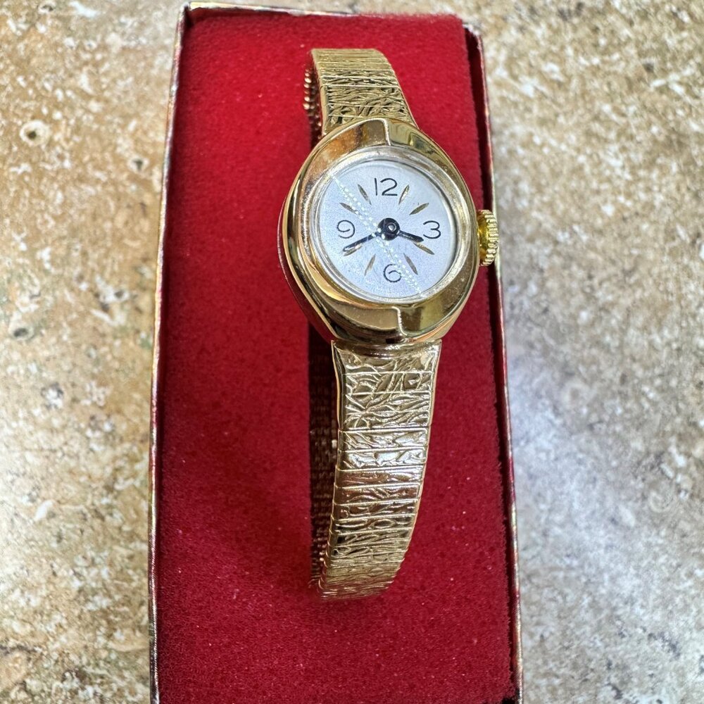 Vintage women's Majesti gold tone wristwatch
